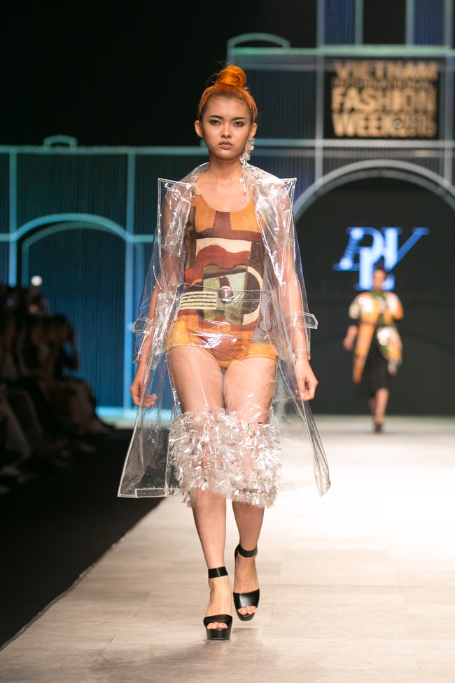 Hot girl Hà Lade tái xuất sàn catwalk, Hoàng Thùy làm vedette trong đêm diễn thứ 2 của Vietnam International Fashion Week - Ảnh 10.