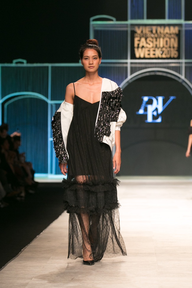 Hot girl Hà Lade tái xuất sàn catwalk, Hoàng Thùy làm vedette trong đêm diễn thứ 2 của Vietnam International Fashion Week - Ảnh 16.