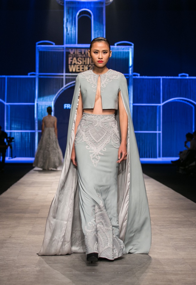 Hot girl Hà Lade tái xuất sàn catwalk, Hoàng Thùy làm vedette trong đêm diễn thứ 2 của Vietnam International Fashion Week - Ảnh 40.