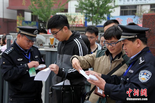 Trung Quốc: Hơn 100.000 thí sinh đội mưa đi thi tuyển công chức - Ảnh 6.