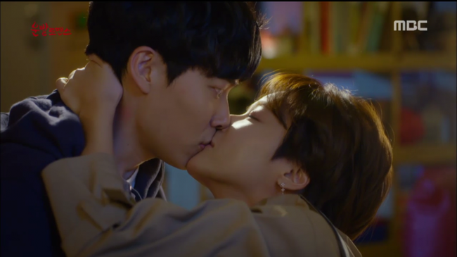 &ldquo;Lucky Romance&rdquo;: Hwang Jung Eum đ&atilde; chủ động kh&oacute;a m&ocirc;i CEO Ryu Jun Yeol - Ảnh 5.
