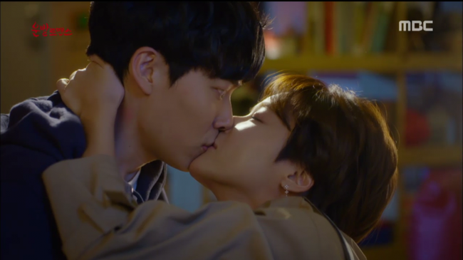 “Lucky Romance”: Hwang Jung Eum đã chủ động khóa môi CEO Ryu Jun Yeol - Ảnh 5.