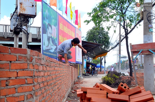 Chuyện lạ Sài Gòn: Mùa mưa về, rủ nhau xây thành lũy chắn trước nhà để... chống ngập - Ảnh 4.