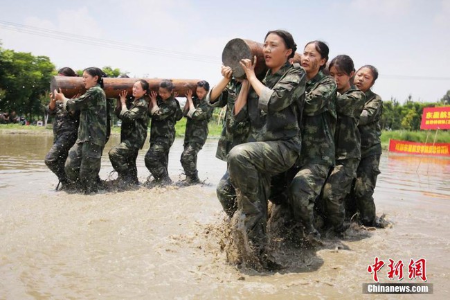 Không thể tin nổi bài tập khắc nghiệt như quân đội này là dành cho các tiếp viên hàng không tương lai - Ảnh 5.