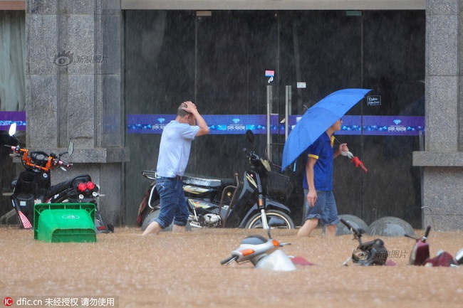 Chùm ảnh: Cảnh tượng lụt lội khủng khiếp ở Trung Quốc - Ảnh 24.
