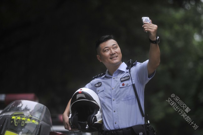 Những anh chàng cảnh sát đẹp trai như minh tinh khuấy đảo mạng xã hội Trung Quốc - Ảnh 5.