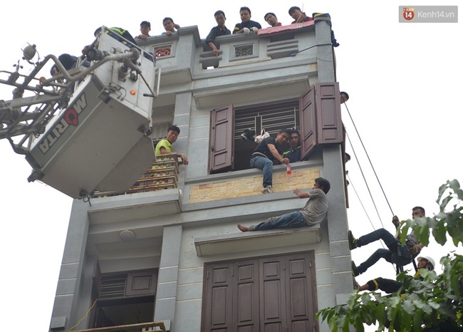 Hà Nội: Giải cứu thành công người đàn ông nhảy lầu tự tử - Ảnh 3.