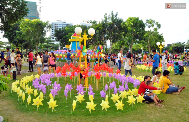 Người Sài Gòn thích thú chụp ảnh trong khu vườn 3.500 chong chóng đủ màu sắc - Ảnh 5.