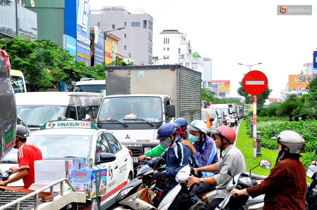 Kẹt xe nghiêm trọng ở cửa ngõ sân bay Tân Sơn Nhất vào giữa trưa - Ảnh 5.
