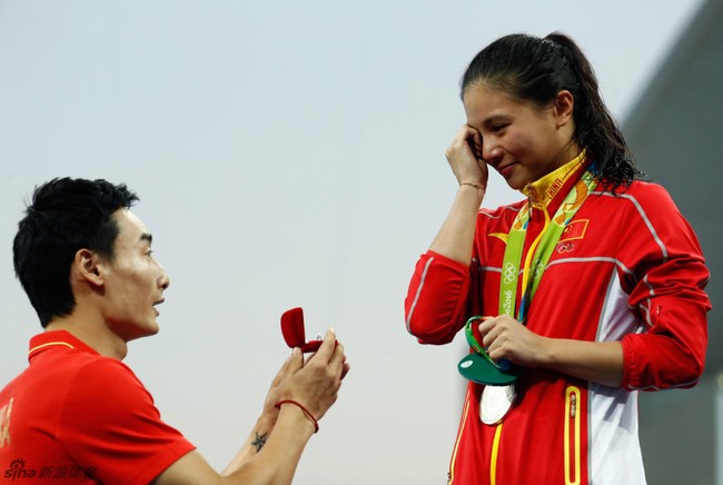 Nữ VĐV Trung Quốc xinh đẹp bật khóc khi được cầu hôn trên sàn đấu Olympic 2016 - Ảnh 5.