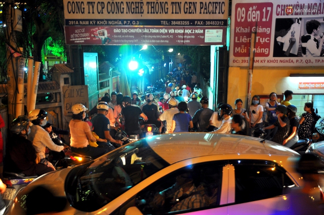 Người d&acirc;n đổ về ch&ugrave;a dự lễ Vu lan, một số tuyến đường S&agrave;i G&ograve;n bị &ugrave;n tắc - Ảnh 5.