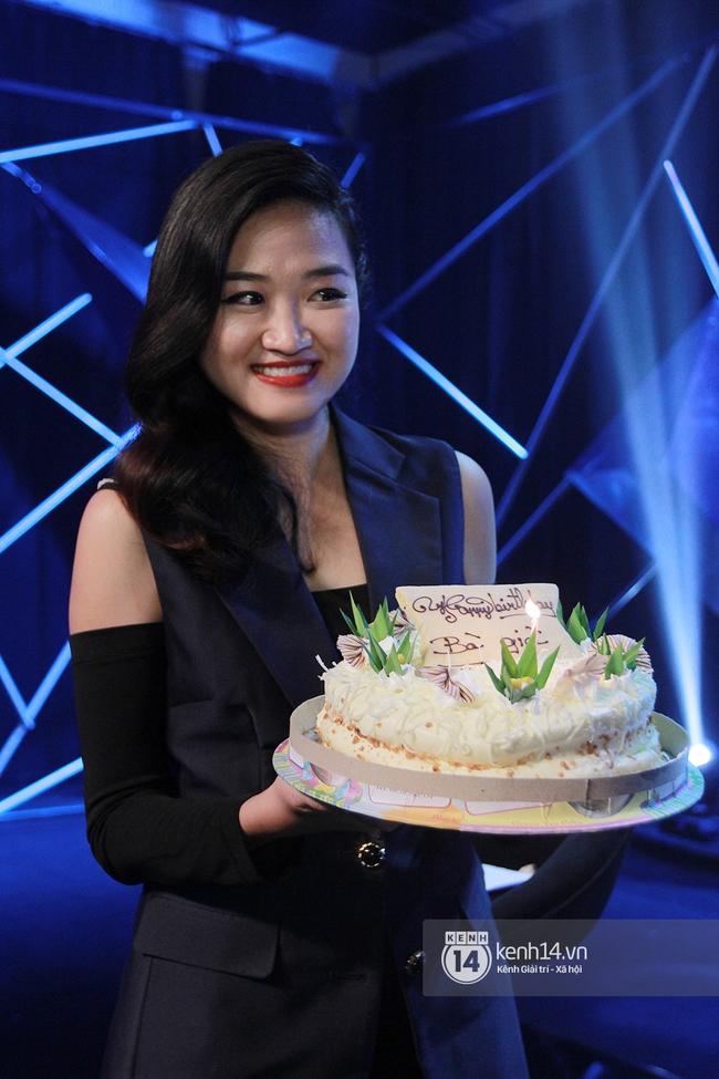Giám khảo Hà Đỗ cực tình cảm bên host Thanh Hằng trong sinh nhật muộn - Ảnh 3.