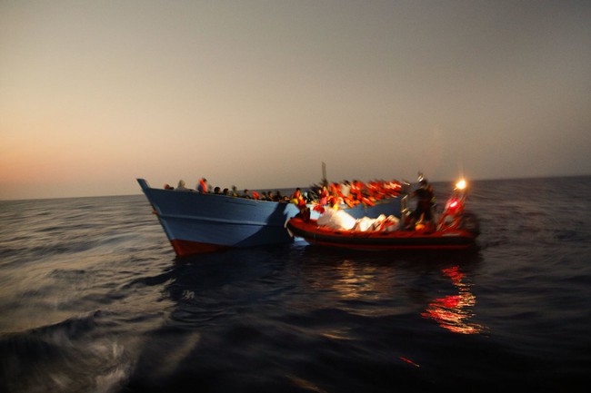 Chùm ảnh: Những gian nguy và đau đớn trên hành trình vượt biển của người tị nạn - Ảnh 5.