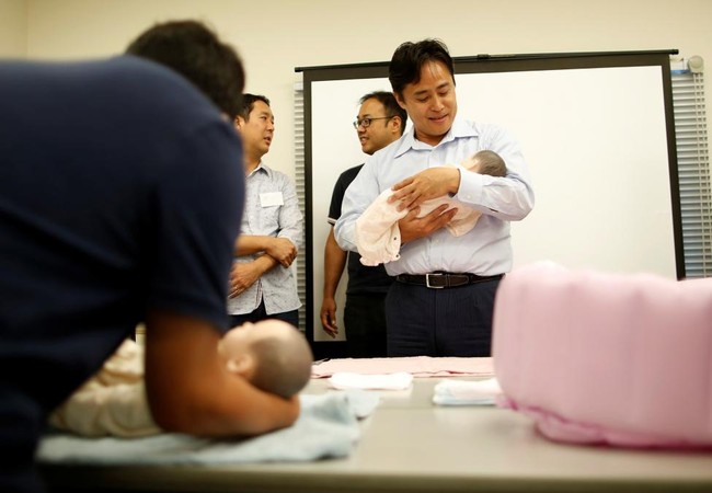 Ch&ugrave;m ảnh: Đ&agrave;n &ocirc;ng Nhật Bản học c&aacute;ch chăm em b&eacute; để tho&aacute;t cảnh ế vợ - Ảnh 5.