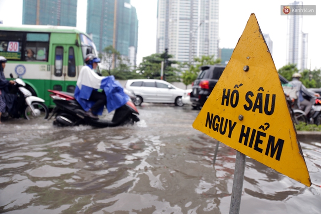 Sài Gòn lại ngập, chuyên gia nói gì về việc mưa đến chậm so với dự báo thời tiết? - Ảnh 4.