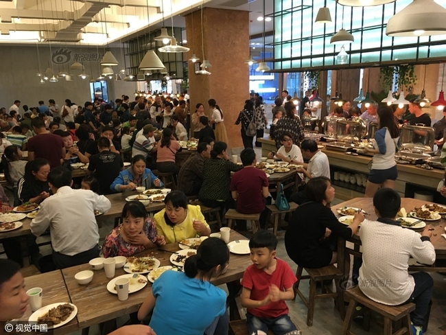 Phát hoảng với cảnh tượng người dân Trung Quốc chen lấn đi ăn buffet miễn phí - Ảnh 8.