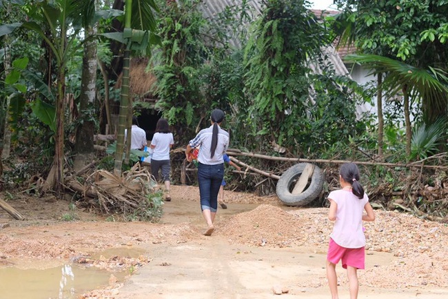 Không chỉ Phan Anh, Hà Hồ mà hàng loạt sao Việt cũng lên đường cứu trợ bà con miền Trung - Ảnh 4.