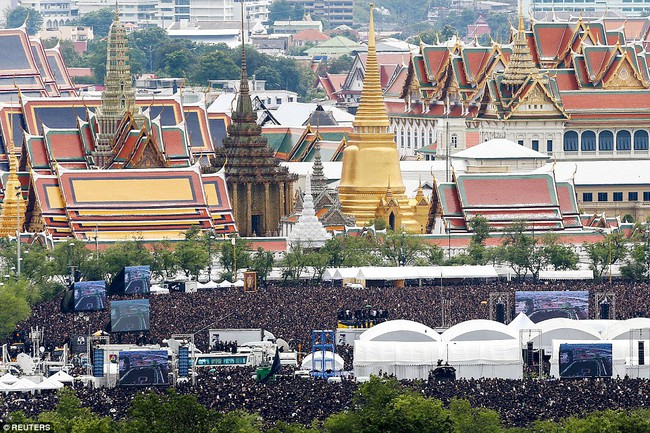 150.000 người dân Thái mặc áo đen tập trung bên ngoài cung điện Hoàng gia hát quốc ca tưởng nhớ vua Bhumibol - Ảnh 7.