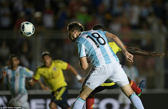 Messi lập si&ecirc;u phẩm s&uacute;t phạt, Argentina dứt mạch to&agrave;n h&ograve;a v&agrave; thua - Ảnh 7.