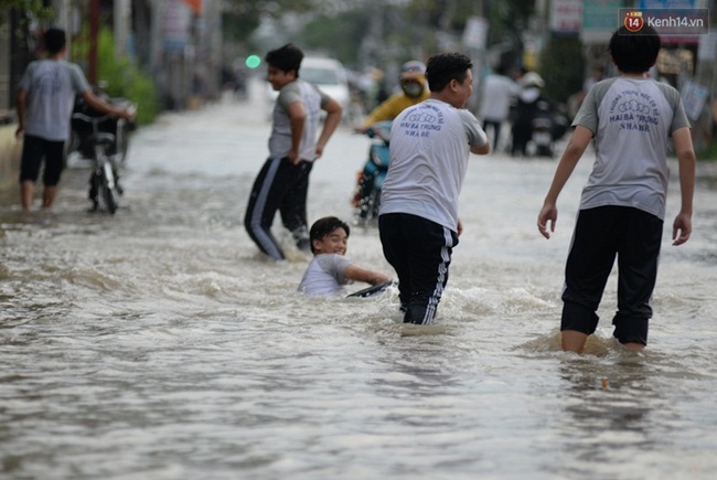 Nắng nóng nhiều ngày ở Sài Gòn, đường phố vẫn ngập lênh láng vì triều cường - Ảnh 5.