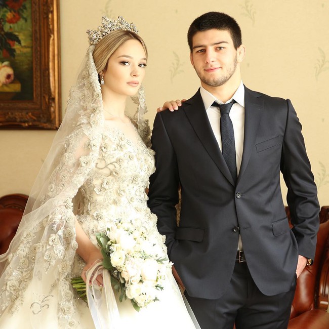 Cận cảnh chiếc váy cưới lộng lẫy đến choáng ngợp của cô dâu Nga đang làm náo loạn mạng xã hội - Ảnh 7.