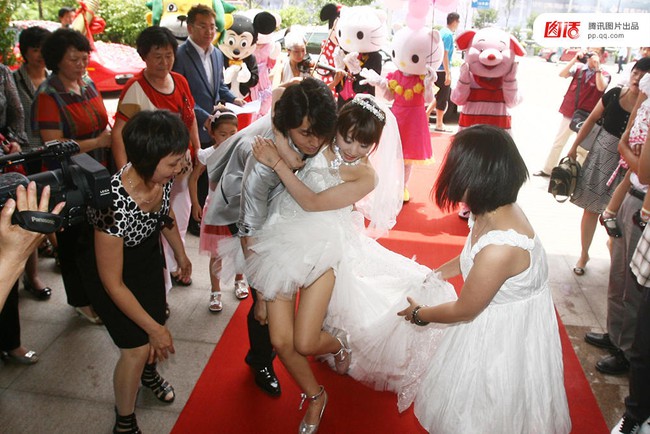 Những đám cưới toàn vàng ròng ở Trung Quốc luôn khiến người ta phải choáng ngợp - Ảnh 5.