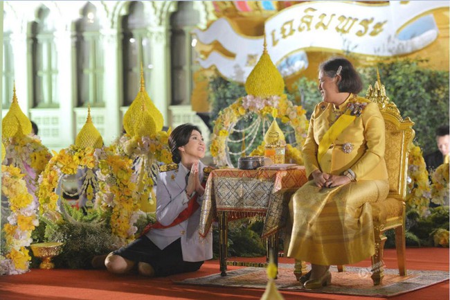 Nghi thức quỳ lạy c&aacute;c th&agrave;nh vi&ecirc;n Ho&agrave;ng tộc của thần d&acirc;n Th&aacute;i Lan - Ảnh 5.