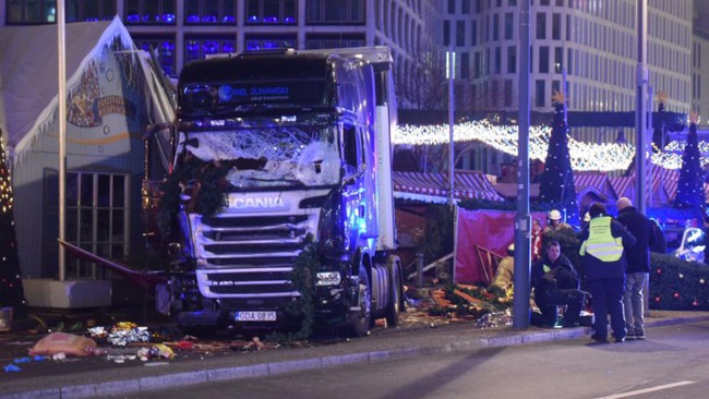 Hiện trường vụ khủng bố bằng xe tải khiến hàng chục người thương vong trong chợ Giáng sinh ở Berlin - Ảnh 7.