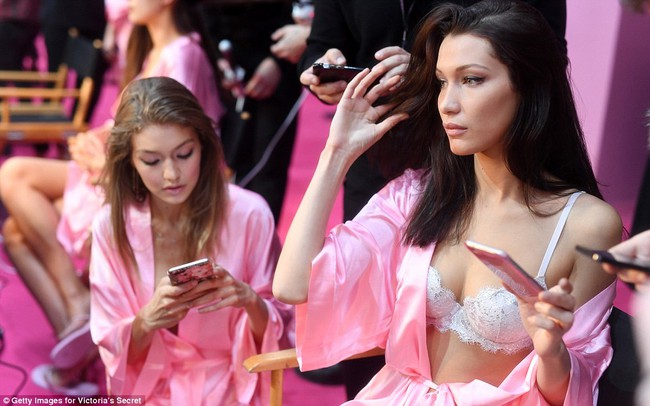 Victorias Secret Fashion Show 2016: D&agrave;n mẫu n&oacute;ng bỏng tất bật makeup, l&agrave;m t&oacute;c trước giờ G - Ảnh 42.