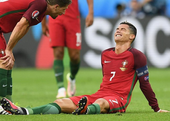 5 lần Ronaldo mít ướt, òa khóc trước mặt mọi người - Ảnh 1.
