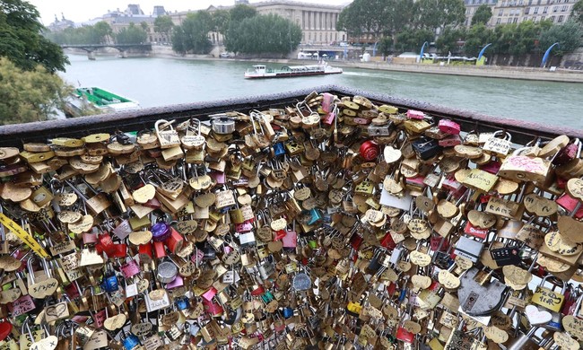 65 tấn khóa trên cầu tình yêu Paris bị tháo bỏ và đây là số phận của chúng - Ảnh 1.