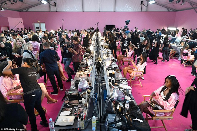 Victorias Secret Fashion Show 2016: D&agrave;n mẫu n&oacute;ng bỏng tất bật makeup, l&agrave;m t&oacute;c trước giờ G - Ảnh 3.