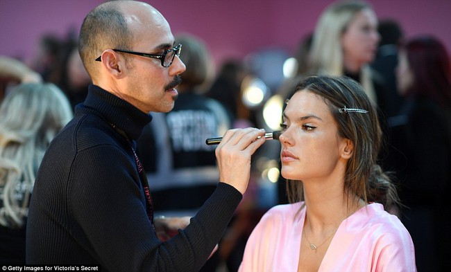 Victorias Secret Fashion Show 2016: D&agrave;n mẫu n&oacute;ng bỏng tất bật makeup, l&agrave;m t&oacute;c trước giờ G - Ảnh 10.
