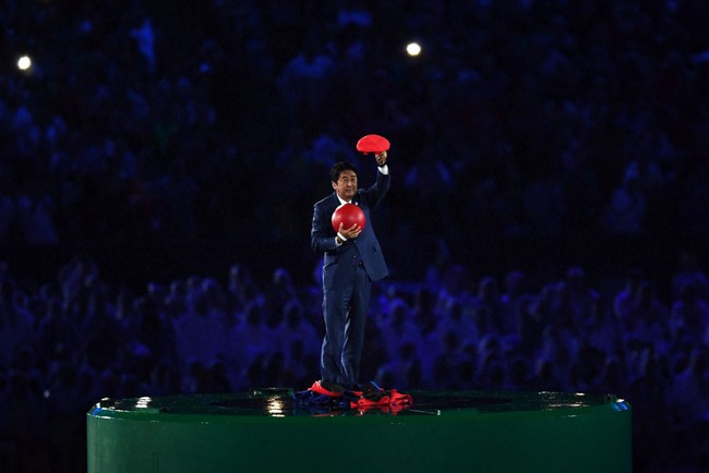 Thủ tướng Nhật Bản xuất hiện trong trang phục Super Mario tại lễ bế mạc Olympic Rio 2016 - Ảnh 3.