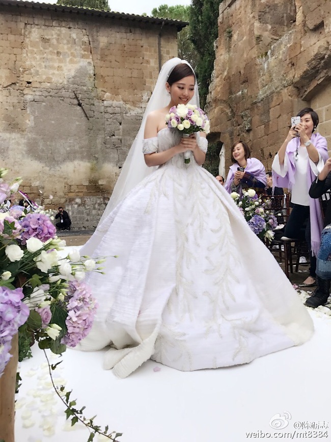 Bị phản đối chuyện t&igrave;nh cảm, diva Trung Quốc quyết kh&ocirc;ng mời mẹ tới đ&aacute;m cưới - Ảnh 1.