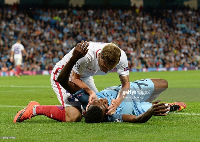 Lý do hài hước khiến sao Man City suýt bị đối thủ hôn môi - Ảnh 4.