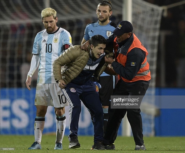 Fan cuồng ôm chân, quỳ lạy Messi - Ảnh 5.