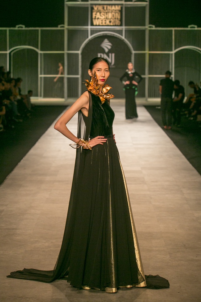 Vietnam International Fashion Week Thu Đông 2016: Nơi linh hồn Việt được thăng hoa - Ảnh 26.