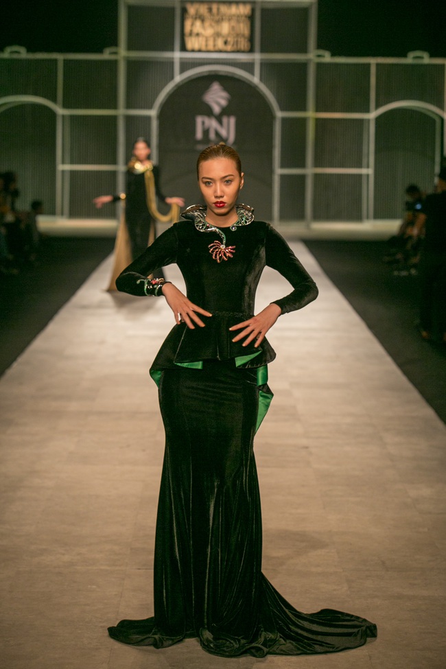 Vietnam International Fashion Week Thu Đông 2016: Nơi linh hồn Việt được thăng hoa - Ảnh 25.