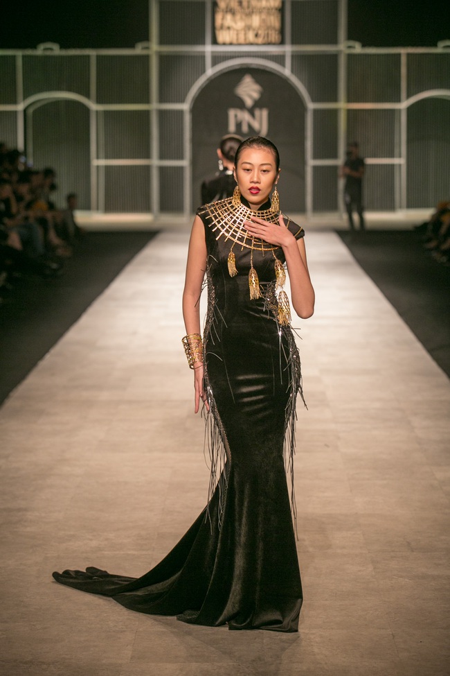 Vietnam International Fashion Week Thu Đông 2016: Nơi linh hồn Việt được thăng hoa - Ảnh 23.