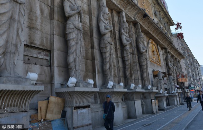 Khách sạn bị chỉ trích vì trưng bày 10 bức tượng người Ai Cập cổ khổng lồ đầy phản cảm - Ảnh 1.