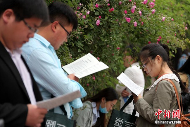 Trung Quốc: Hơn 100.000 thí sinh đội mưa đi thi tuyển công chức - Ảnh 9.