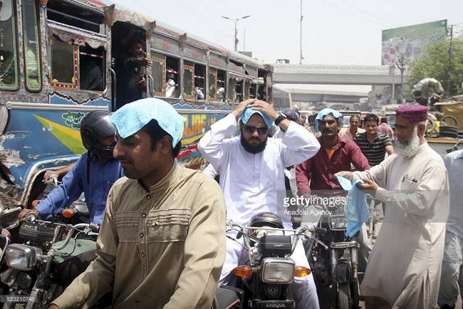 Ch&ugrave;m ảnh: To&agrave;n ch&acirc;u &Aacute; vật v&atilde; đối ph&oacute; với nắng n&oacute;ng khủng khiếp - Ảnh 8.