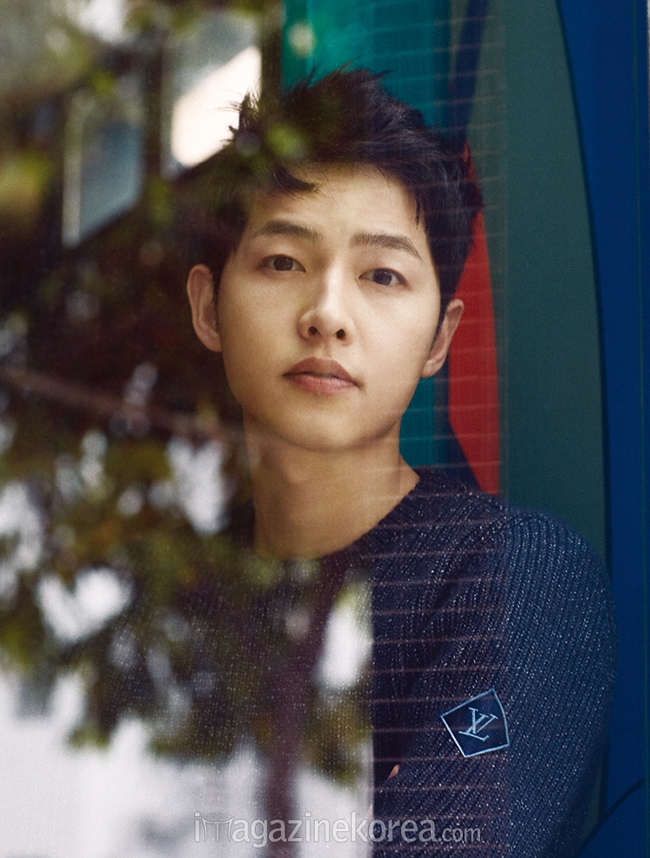 Song Joong Ki tung loạt ảnh giường chiếu khiến fan mê mệt - Ảnh 6.