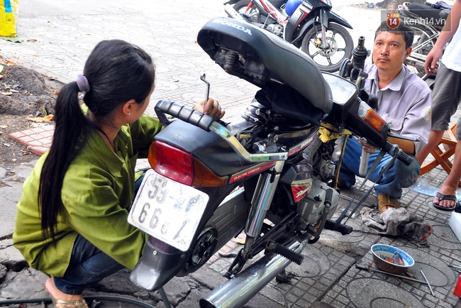 Cô gái 21 tuổi sửa xe máy ở vỉa hè Sài Gòn để phụ ba mẹ nuôi các em ăn học - Ảnh 6.