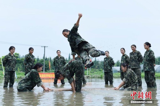 Không thể tin nổi bài tập khắc nghiệt như quân đội này là dành cho các tiếp viên hàng không tương lai - Ảnh 6.