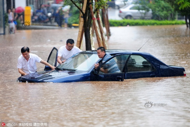 Chùm ảnh: Cảnh tượng lụt lội khủng khiếp ở Trung Quốc - Ảnh 22.