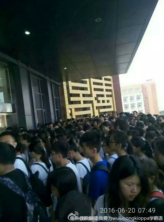 Trung Quốc: Phát ngốt với cuộc chiến giành chỗ tránh nóng ở thư viện trường - Ảnh 2.