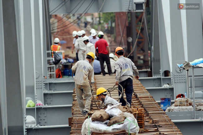 Cầu Ghềnh sắp nối nhịp đôi bờ, đường sắt Bắc Nam chuẩn bị thông tuyến - Ảnh 6.