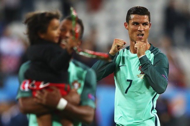 Ronaldo lại bị ném đá vì màn trình diễn tàng hình trước Croatia - Ảnh 7.